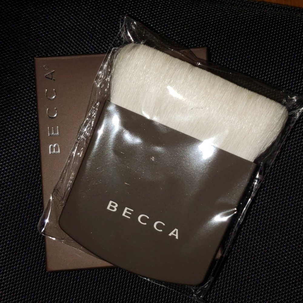 NIB BECCA The One Perfecting Brush